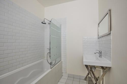 une salle de bain avec une douche, un lavabo et une baignoire dans l'établissement Charming 1BR rue des Martyrs, à Paris