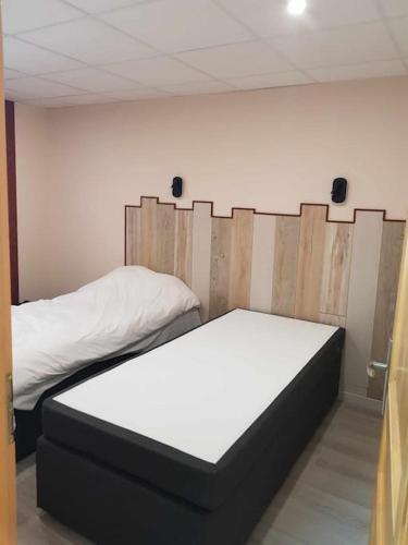 une chambre avec deux lits dans une pièce dans l'établissement appartement avec jacuzzi, à Hargarten-aux-Mines