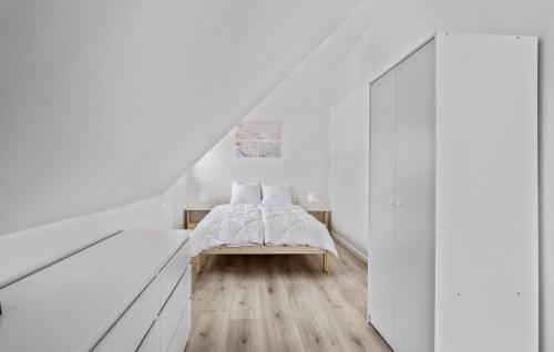 2 Bedroom Cozy Apartment In Assensにあるベッド