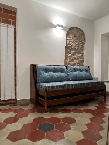 a couch in a room with a brick wall at Residenza Il carbonaro Alloggio Turistico in Frosinone
