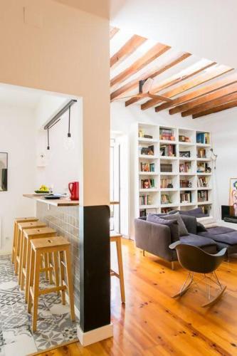 a living room with a couch and a table at Duplex Fabuloso junto ao Rio, Ar Condicionado in Cruz Quebrada
