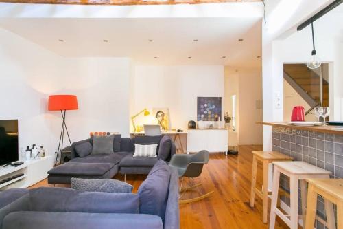 a living room with a couch and a table at Duplex Fabuloso junto ao Rio, Ar Condicionado in Cruz Quebrada