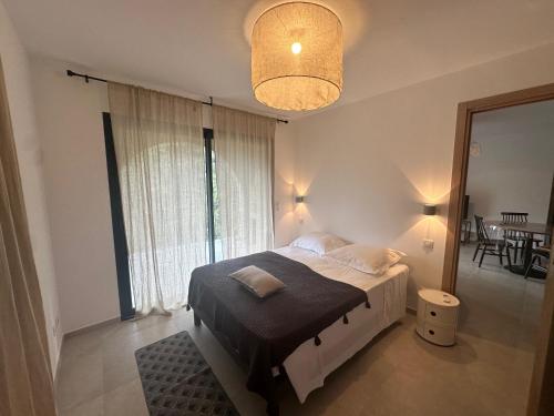 une chambre avec un lit et une grande fenêtre dans l'établissement CASA ALTEZZA, à Soveria