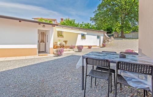 2 Bedroom Pet Friendly Home In Dutovlje