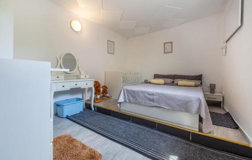 DutovljeにあるAwesome Home In Dutovlje With Wifiのベッドと暖炉のある寝室