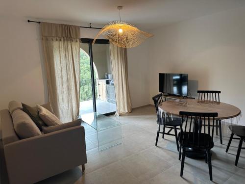 un salon avec un canapé et une table dans l'établissement CASA ALTEZZA, à Soveria