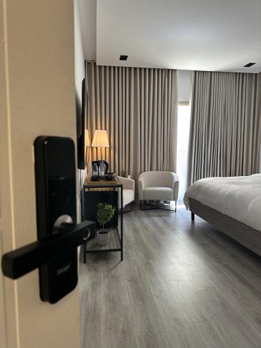 ein Hotelzimmer mit Bett und Fernseher in der Unterkunft استديو شمال الرياض in Riad