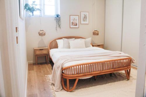 - une chambre avec un lit en bois et une couverture dans l'établissement Magnifique Appartement de 3 chambres + Parking, à Grasse