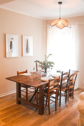 une salle à manger avec une table et des chaises en bois dans l'établissement Magnifique Appartement de 3 chambres + Parking, à Grasse