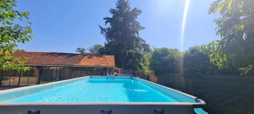 - une piscine dans une arrière-cour avec un mur en briques dans l'établissement Chambres d'hôtes Maison Sainte-Suzanne, à Nouan-le-Fuzelier