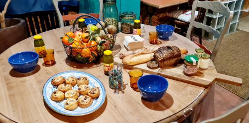 Chambres d'hôtes Maison Sainte-Suzanne في Nouan-le-Fuzelier: طاولة عليها أطباق طعام