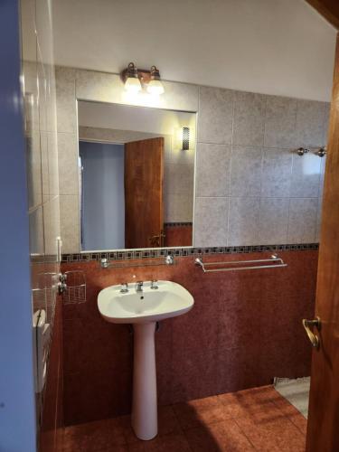 a bathroom with a sink and a mirror at C&W Vacaciones Diferentes in Villa Carlos Paz