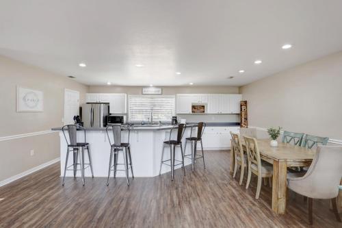 Dapur atau dapur kecil di Suwannee River Luxury Home