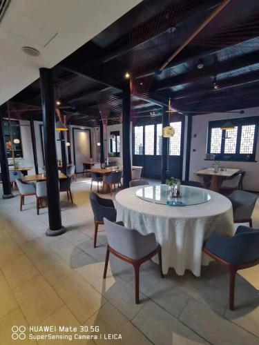 Posezení v ubytování Blossom Hill Hotels & Resorts Nanxun Qiushuli