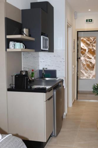 Gallery image of Ocean View Studios and Luxury Rooms in Plomarion