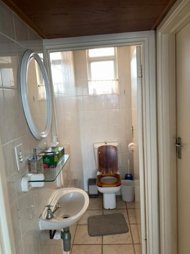 Bilik mandi di Peacehaven flat 208