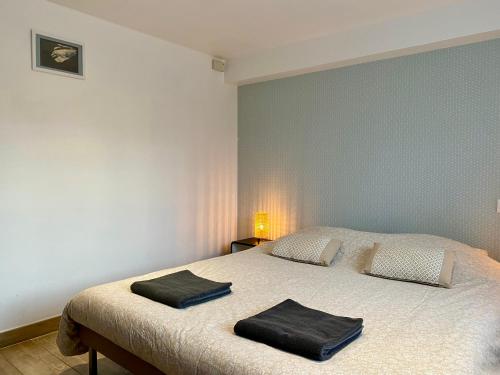 Ένα ή περισσότερα κρεβάτια σε δωμάτιο στο la maisonette Arelo