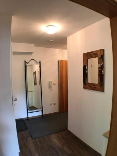 オーバーアマガウにあるApartment Laberの鏡付きの廊下