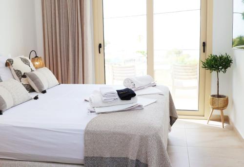 Gallery image of Ocean View Studios and Luxury Rooms in Plomarion