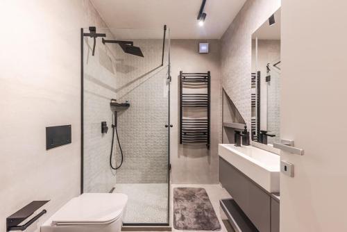 Un baño con ducha, inodoro y lavabo. en Luxury Living in Shkoder Historic Heart, en Shkodër