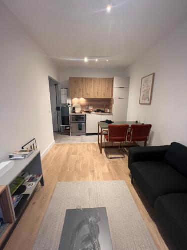 un salon avec un canapé et une table dans l'établissement Cosy Canal St Martin Apartment, à Paris