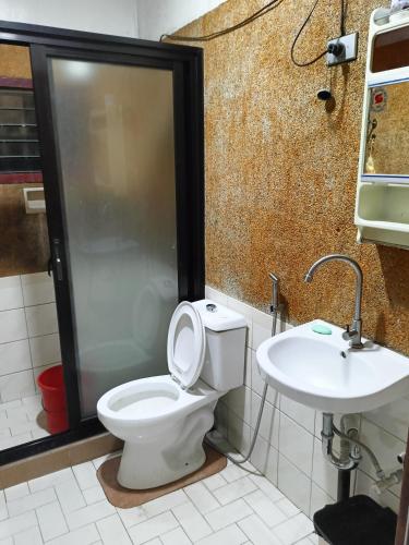 Bilik mandi di Baguio Irisan Transient House