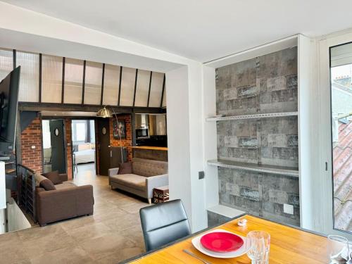 un salon avec une table et une salle à manger dans l'établissement A l Urban de Champagne - Reims, à Reims