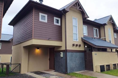 Το κτήριο όπου στεγάζεται  η παραθεριστική κατοικία