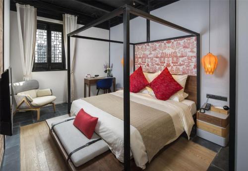 Postel nebo postele na pokoji v ubytování Blossom Hill Hotels & Resorts Nanxun Qiushuli