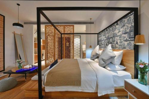 Postel nebo postele na pokoji v ubytování Blossom Hill Hotels & Resorts Nanxun Qiushuli