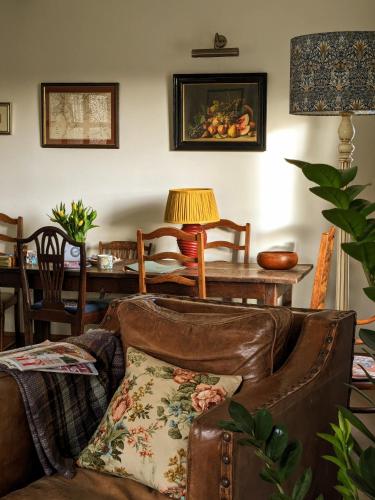 una sala de estar con un sofá y una mesa en Garden View Apartment, en Oswestry