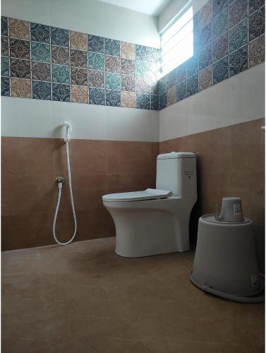 a bathroom with a toilet and a shower in it at Vijayaa Homes in Tiruvannāmalai