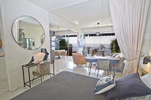 un salon avec un canapé et un miroir dans l'établissement Luxury Flat Beachfront Nice, à Nice