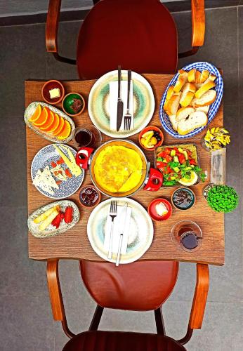 فندق اوتومانز بيرل في إسطنبول: طاولة خشبية عليها أطباق طعام