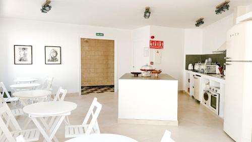 Kuchyň nebo kuchyňský kout v ubytování Hostal SA Roqueta Mahon