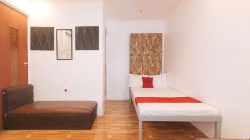 Postel nebo postele na pokoji v ubytování RedDoorz at Prince Hotel near NAIA T1