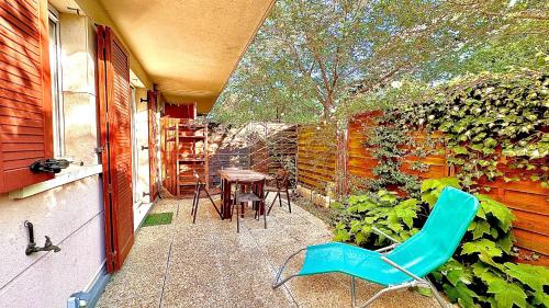 Elle comprend une petite terrasse avec une table et une chaise. dans l'établissement Appartement 4 personnes 10 min Disney, à Montévrain