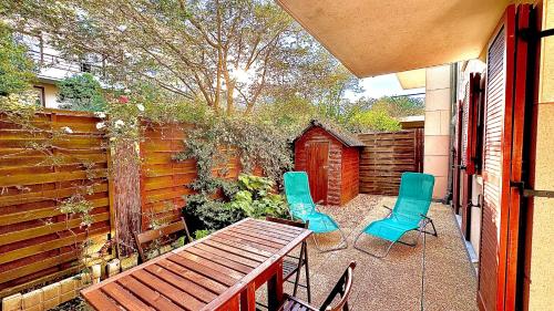 un patio avec des chaises et une table et une clôture dans l'établissement Appartement 4 personnes 10 min Disney, à Montévrain
