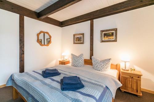 a bedroom with a bed with two blue towels on it at Atlanta Pur in Pellworm