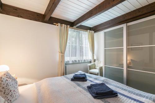 a bedroom with a bed with two towels on it at Atlanta Pur in Pellworm
