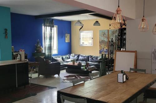 un salon avec un canapé et une table dans l'établissement DUPLEX INTRA-MUROS calme & spacieux près du Palais des Papes, à Avignon