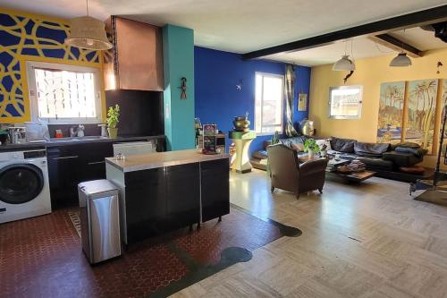 une pièce avec une cuisine et un salon dans l'établissement DUPLEX INTRA-MUROS calme & spacieux près du Palais des Papes, à Avignon