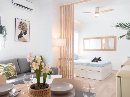 una sala de estar con un sofá y una cama en Estudio Jacuzzi con Encanto en Triana, en Sevilla
