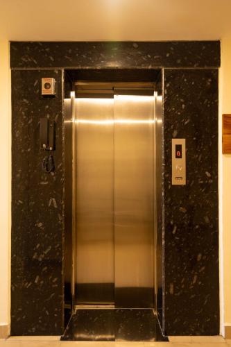 einen Aufzug in einem Gebäude mit einer Metalltür in der Unterkunft HOTEL NNP GRAND Rameswaram in Rāmeswaram