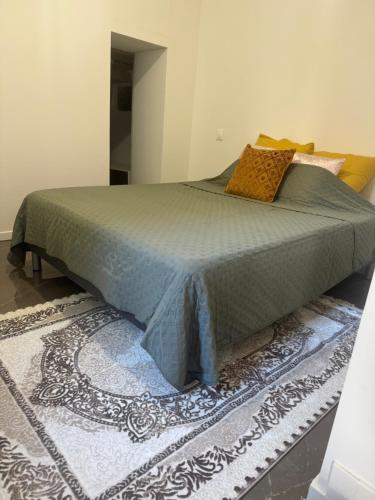 une chambre avec un lit avec une couette verte dans l'établissement French Riviera, à Cannes