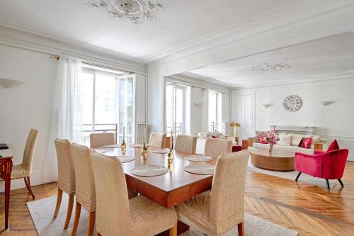 une salle à manger avec une table et des chaises dans l'établissement Le Petit Hôtel - Appt 6p 127 m² à Paris, à Paris