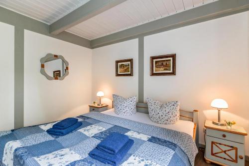 a bedroom with a blue bed with blue pillows at Atlanta Pur in Pellworm