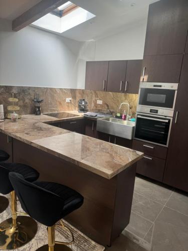 - une cuisine avec un comptoir, un évier et une cuisinière dans l'établissement French Riviera, à Cannes