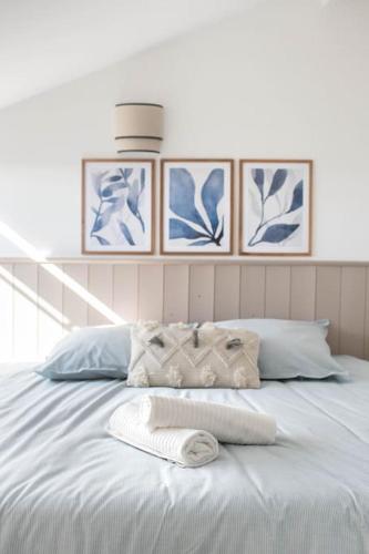 - un lit blanc avec une serviette dans l'établissement Pylos - Évasion haut de gamme, vue sur le port, à Capbreton