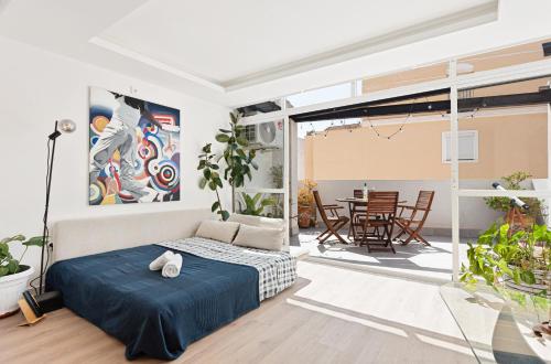 a bedroom with a bed and a dining room at Spiteri 12 by Pineapple Homes in Málaga